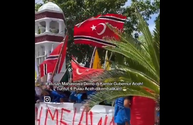 Sejumlah massa dari Gerakan Aceh Melawan (GAM) mengibarkan bendera bulan bintang di halaman Kantor Gubernur Aceh, Senin (16/6), saat menggelar aksi menuntut pembatalan Keputusan Menteri Dalam Negeri (Kepmen) tentang pemindahan empat pulau dari Aceh ke Sumatera Utara. (IG@AcehViral)